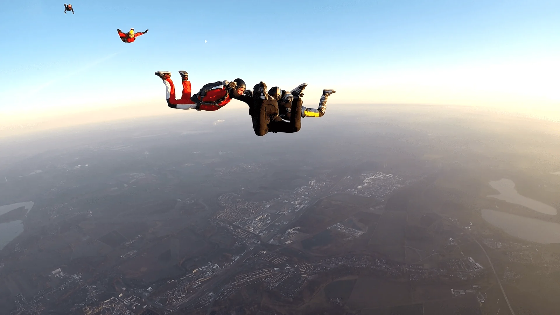 Sportspringer in einer Freifallformation
